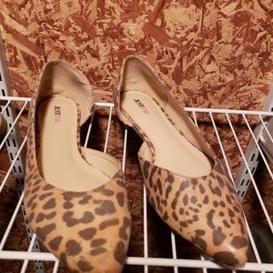 Leopard print pointy toe flats